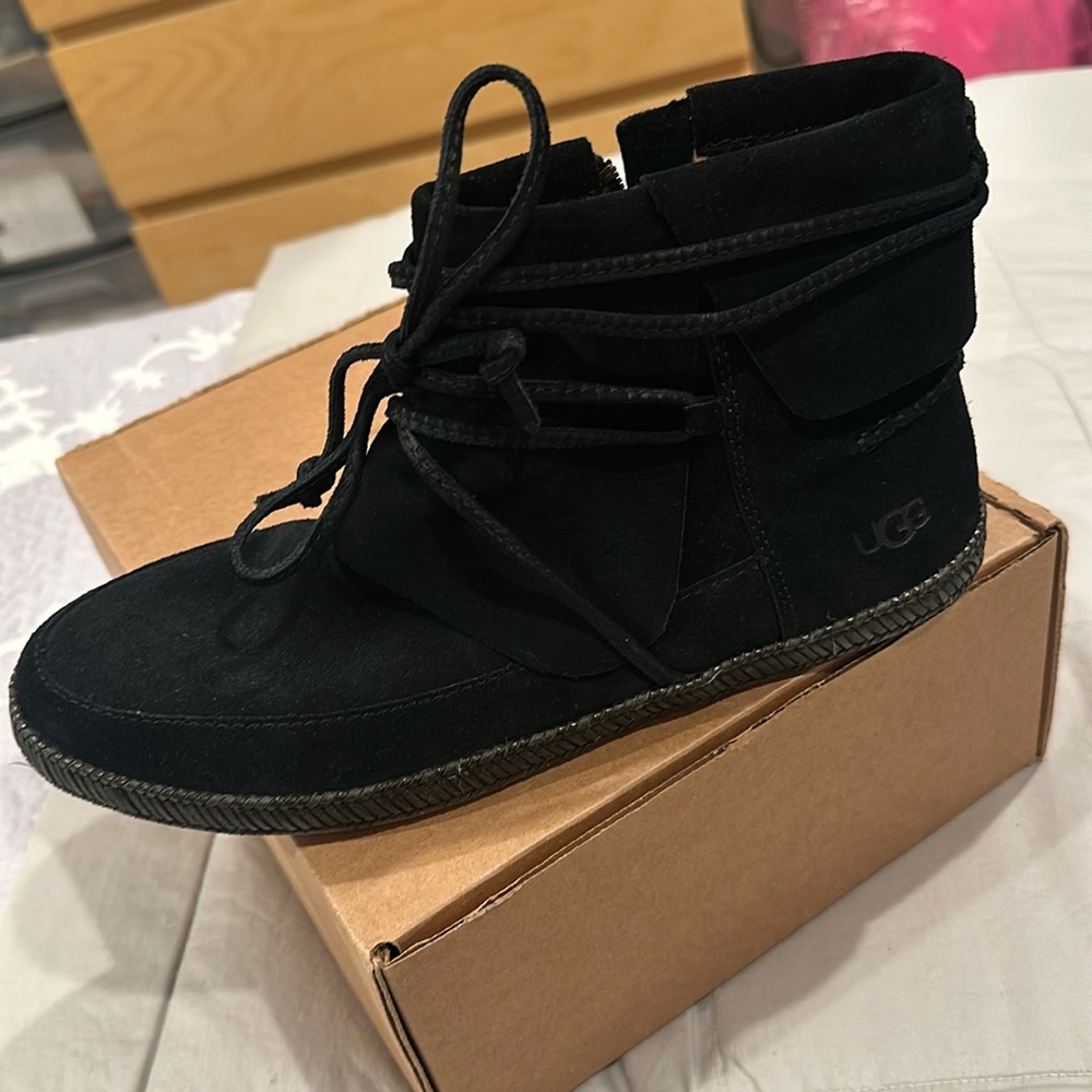 UGG boots, New with tag. Size 8.5 US
